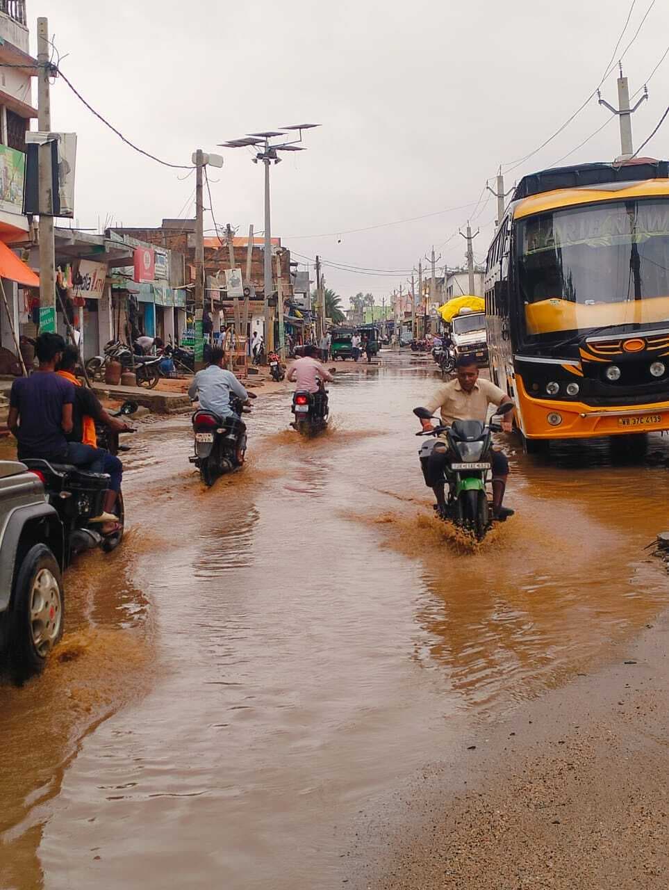 Giridih News: पहली बारिश ने खोली देवरी प्रखंड की सड़कों की पोल खुली