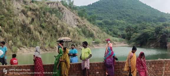 युवक के तालाब में डूबने की आशंका, बरामद किया गया चप्पल