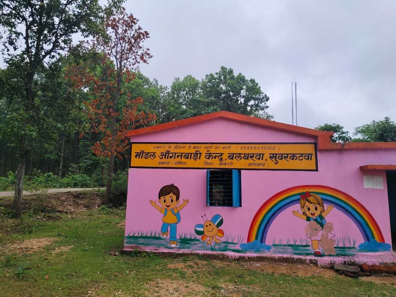 Bokaro News : गोमिया प्रखंड के किसी आंगनबाड़ी केंद्र में नहीं लगा है तड़ित चालक