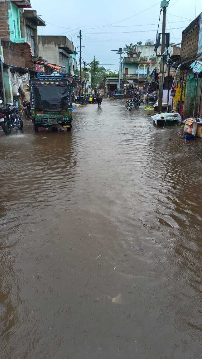 Giridih News: मॉनसून की पहली बारिश ने बिगाड़ी बेंगाबाद चौक की सूरत