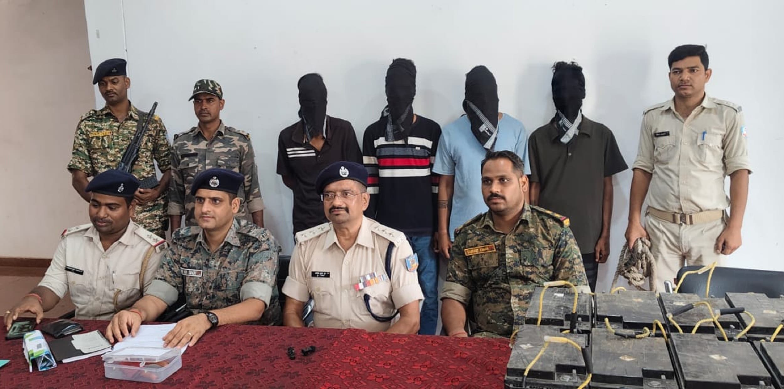 Bokaro News : पेट्रोल पंप पर काम करनेवाला बिजली मिस्त्री ही करता था बैटरी की चाेरी, चार गिरफ्तार