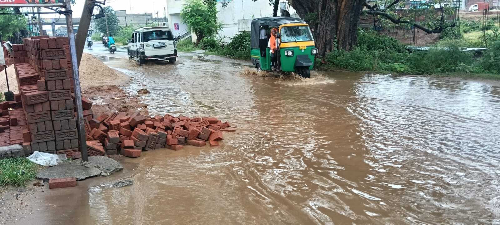 Giridih News: मानसून की पहली बारिश ने विकास कार्य की खोल दी पोल, सड़कों पर बह रहा है पानी