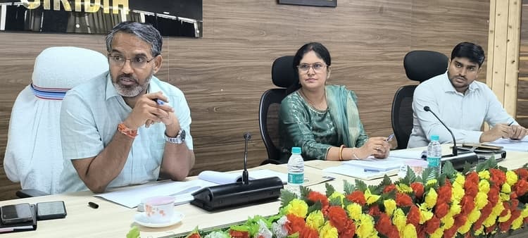 Giridih News: जिले में संचालित विकास योजनाओं की गति को बेहतर बनायें : डीसी