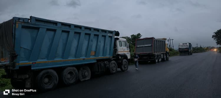 Bokaro News : स्थानीय हाइवा मालिकों ने छाई व कोयला की ट्रांसपोर्टिंग रोकी