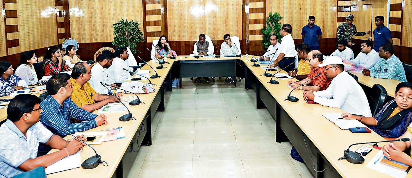 Jharsuguda News: दूध और मछली उत्पादन बढ़ाने पर ध्यान केंद्रित करें विभागीय अधिकारी : गोकुलानंद मल्लिक