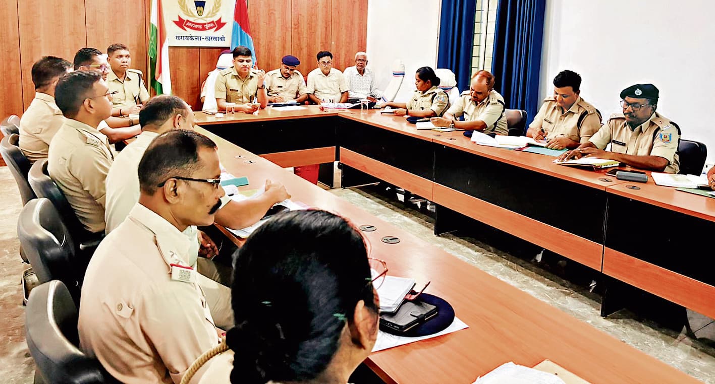 Seraikela Kharsawan News : एसपी ने की क्राइम मीटिंग, कहा - पुलिस-पब्लिक संबंध को मजबूत करें