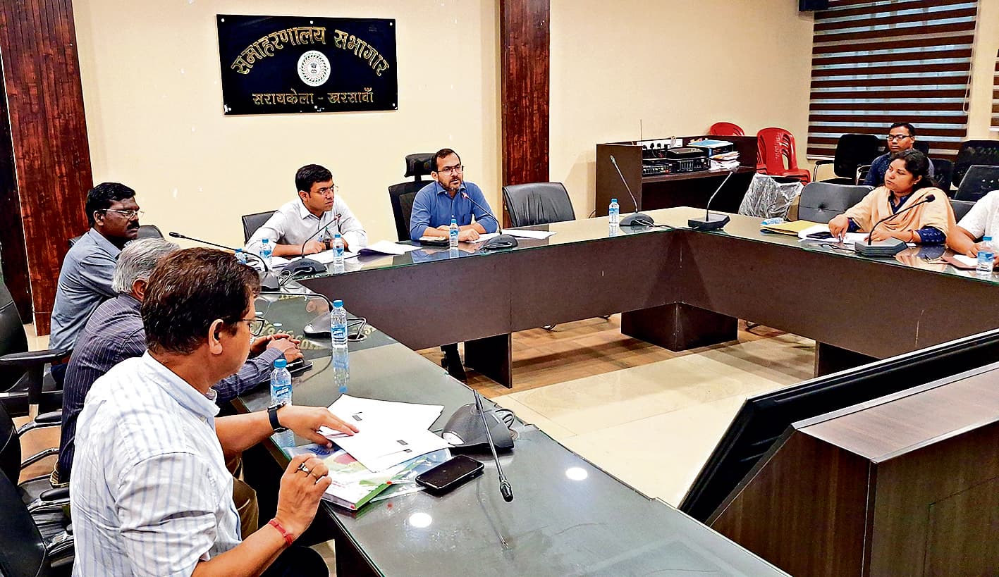 Seraikela Kharsawan News : डीसी ने झारखंड स्टेट लाइवलीहुड योजना की समीक्षा की