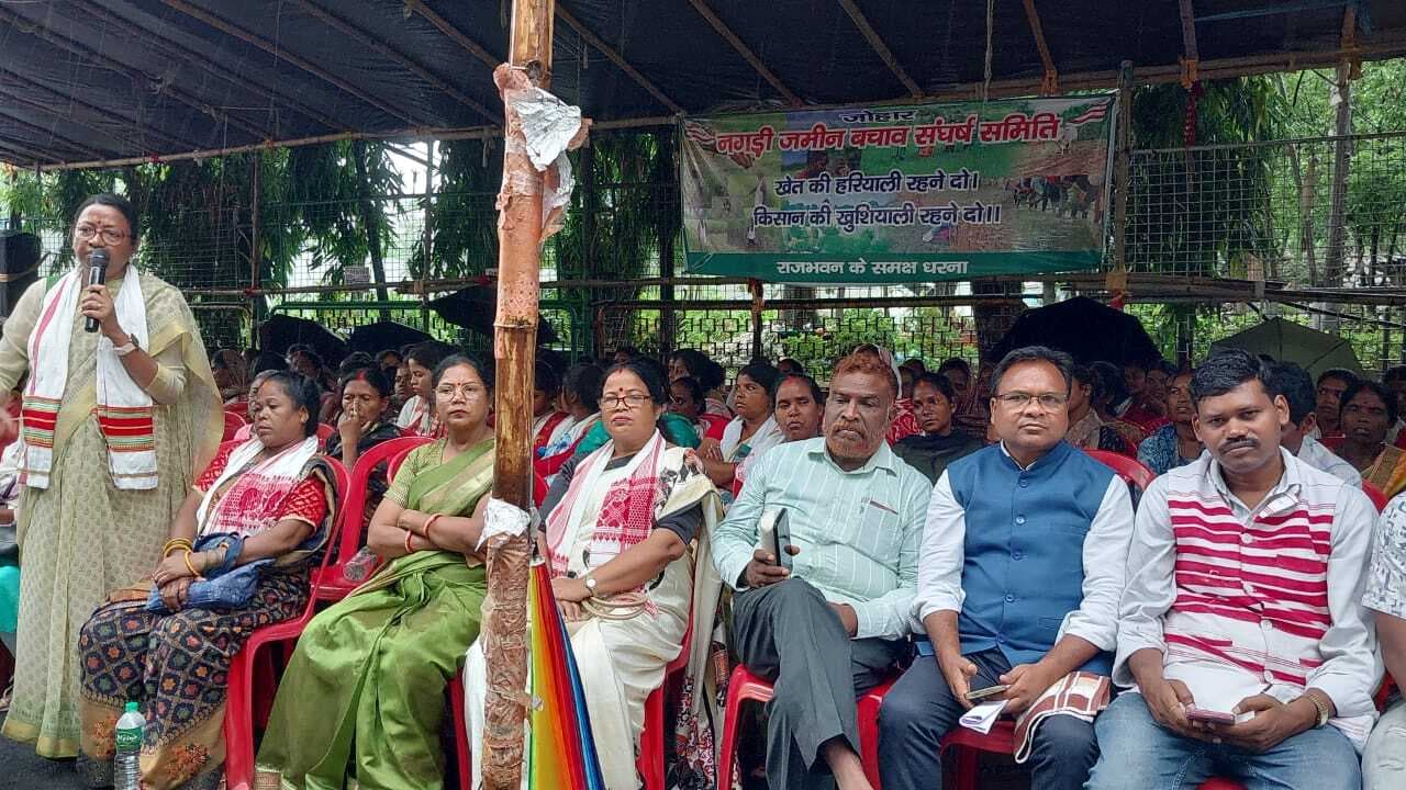 रिम्स-टू के लिए नगड़ी में जमीन अधिग्रहण के खिलाफ धरना