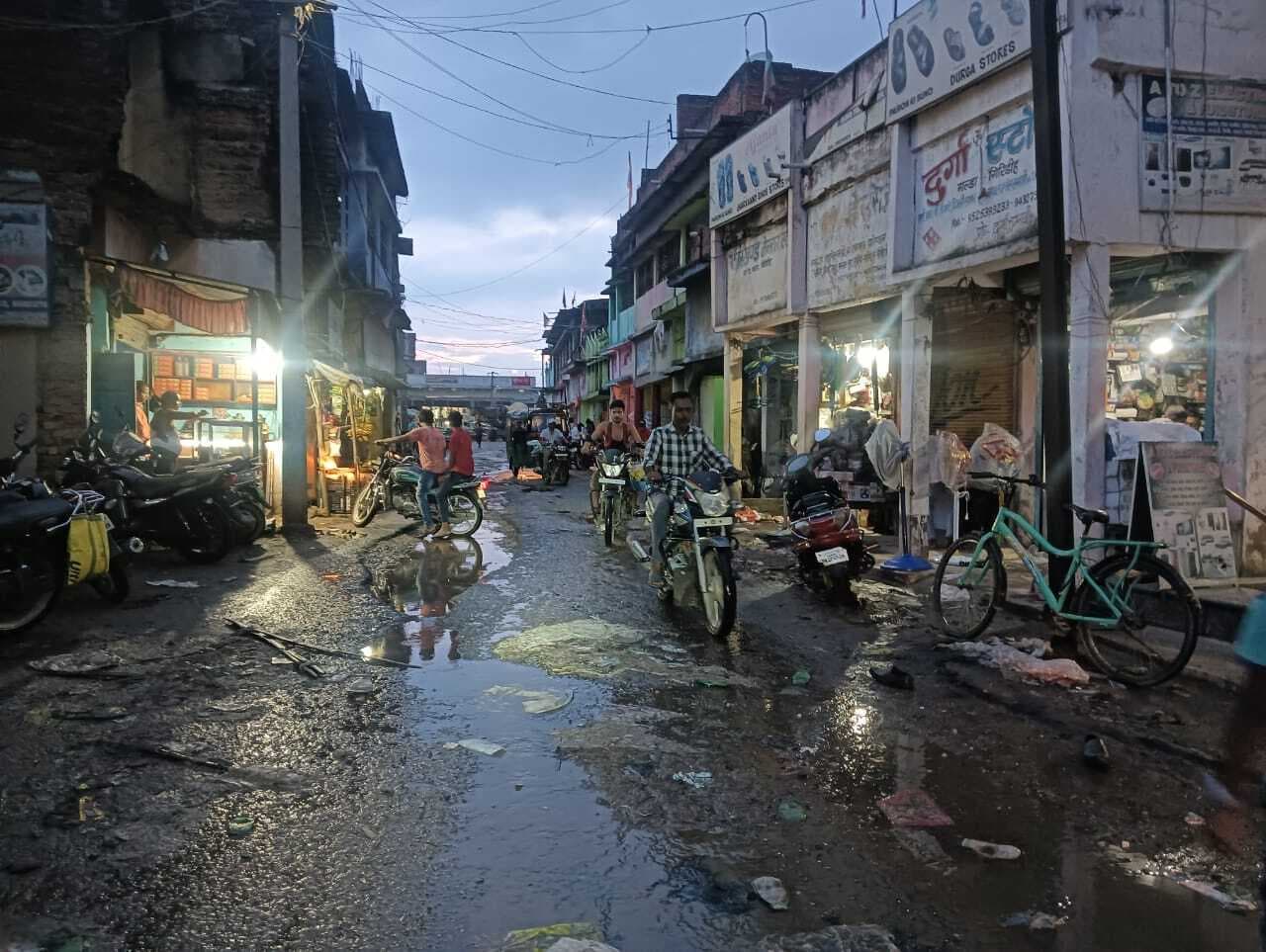 Giridih News: पहली बरसात में सड़कों का हाल बेहाल, गड्ढों में जमा हुआ पानी