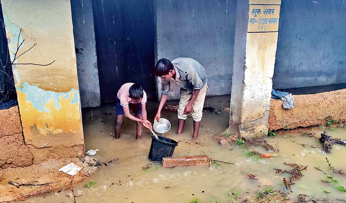 East Singhbhum News : सबर बस्ती में घुसा पानी, अनाज व चूल्हे भीगे