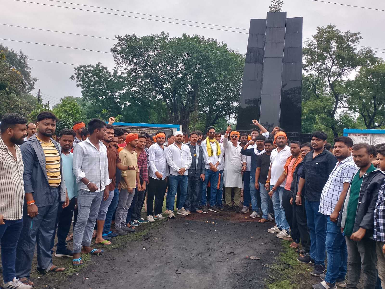 Dhanbad News : सेल इडी व सीजीएम कार्यालय पर ग्रामीणों का प्रदर्शन