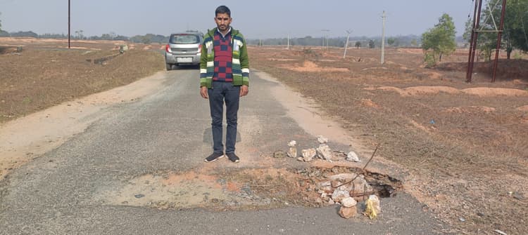 Giridih News : सड़क पर बना गोफ दे रहा दुर्घटना को न्योता18गिरिडीह115-सड़क पर बने गोफ को दिखाता युवक. झारखंडधाम. रेंबा मोड़ व नाईटांड़ से होकर गुजरनेवाली सड़क पर बनी पुलिया क्षतिग्रस्त हो गयी है, यहां सड़क के बीचों बीच गोफ बन गया है. पुलिया होकर गुजरना खतरनाक हो चुकी है. बालीडीह जंगल से कुछ ही दूर पर गोफ बन जाने से दुर्घटना को खतरा बना हुआ है. यह रास्ता अनुमंडल, प्रखंड कार्यालय तथा थाना जाने का मुख्य मार्ग है. इस सड़क से होकर दोपहिया, चार पहिया तथा कई मालवाहक वाहन गुजरते रहते हैं. पुलिया के क्षतिग्रस्त होने से घटनाएं घटती रहती हैं. ग्रामीणों ने बताया कि चुनाव से पहले इस सड़क की मरम्मत तो करायी गयी थी, लेकिन जर्जर पुलिया को लेकर कोई कार्य नहीं किया गया. आनन फानन में सड़क की मरम्मत कर संवेदक निकल गया. कुछ ही दिन बाद लोगों ने उधर से गुजरना शुरू कर दिया. कई नये लोग रात में इस मार्ग से गुजरते रहते हैं. ऐसे में सड़क पर गोफ बना होने से लोग दुर्घटना के शिकार हो सकते हैं. इस सड़क से होकर सलैया, सिरसिया, चुंगलो, नईटांड़, बालीडीह, साली, हरिलावतारी, भैयाडीह, तुलसीडीह, टीकोडीह सहित करीब 20 गांवों लोगों का आवागमन होता है. पूर्व पसंस सुरेश वर्मा, भाजपा नेता तीतू राय, दशरथ वर्मा, जनार्दन वर्मा, रतन सिंह, कोदन मंडल सहित कई लोगों ने क्षतिग्रस्त पुलिया की मरम्मत की मांग उपायुक्त से की है, ताकि यहां कोई बड़ी घटना ना घटे.