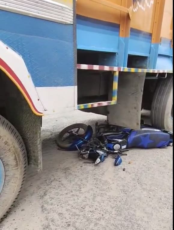 Patna News : अनिसाबाद गोलंबर पर ट्रक ने बाइक में मारी टक्कर, सवार घायल