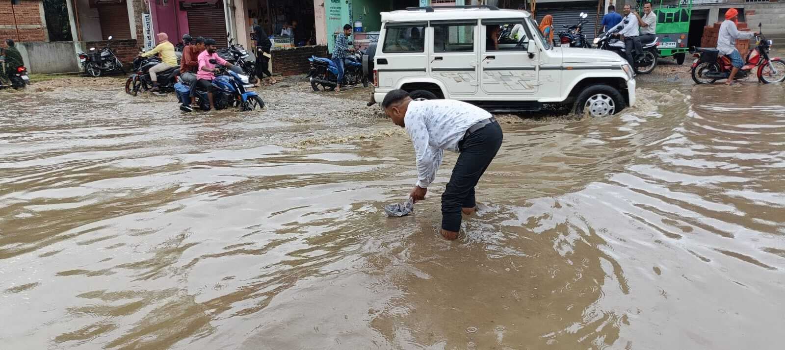 Giridih News : जेएलकेएम नेता ने सरिया रोड में छोड़ी नावहल्की बूंदों में जल जमाव से सरिया सड़क पानी में हुआ तब्दील18. गिरिडीह. 13. बीच सड़क पर जल जमाव में कागज का नव छोड़ते जेएलकेएम नेता धर्मपाल महतोसरिया. सरिया प्रखंड क्षेत्र के राजधनवार रोड में जल जमाव से परेशान होकर जेएलकेएम नेता धर्मपाल महतो ने कागज का नाव बनाकर बुधवार को पानी में छोड़ा. प्रतिक्रिया देते हुए कहा कि यह नाव विधायक और सांसद सहित अन्य जनप्रतिनिधियों के सवारी के लिए छोड़ा है. कहा कि पिछले चार सालों से जलजमाव की समस्या बरकरार है. बरसात का मौसम है. पहली बारिश में ही घुटनों तक पानी भर गया है. इसी रास्ते एंबुलेंस सहित स्कूली बसों का आना जाना रहता है. गाड़ियां दुर्घटनाग्रस्त हो रही है, लोग परेशान हैं. परन्तु यहां के सांसद विधायक इसके पहल में कोई कदम नहीं उठा रहे हैं. इसमें पूर्ण रूप से जनप्रतिनिधियों के उदासीन रवैया दिखता है.