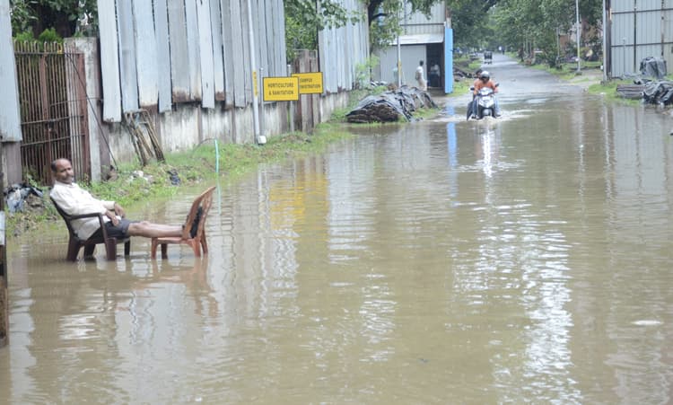 Dhanbad News: जलमग्न हु्आ शहर, धरी रह गयी निगम की तैयारी