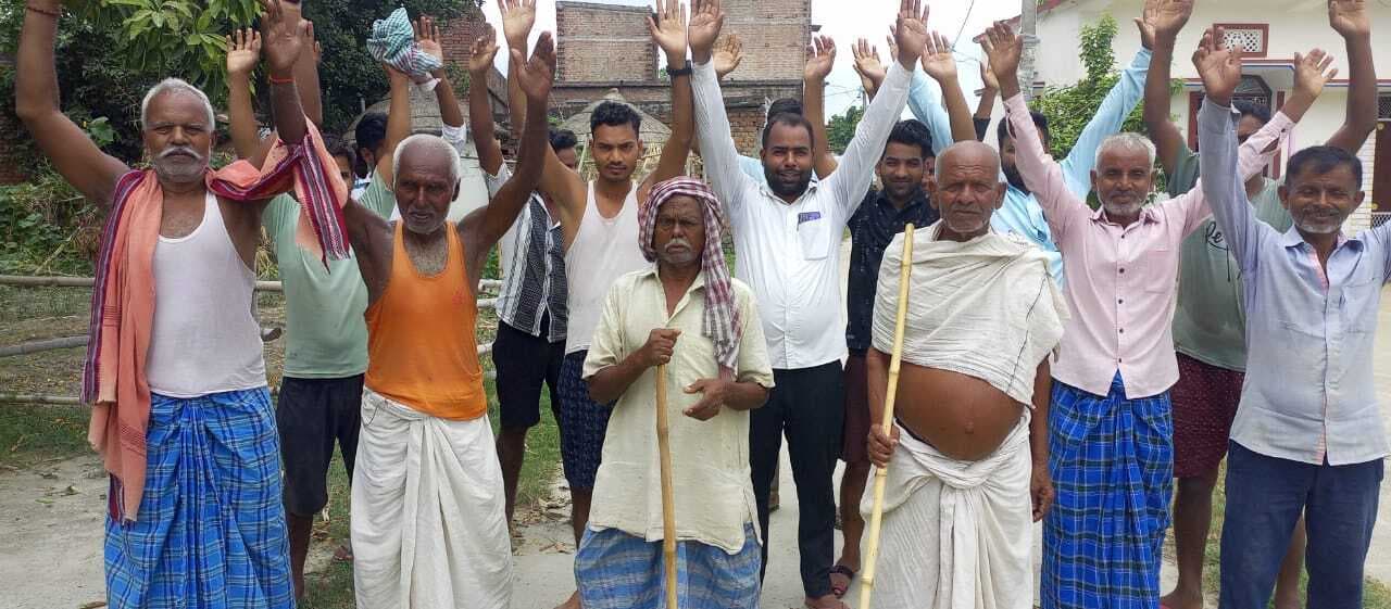 नौगांवा में मतदान केंद्र बनाने की मांग को लेकर ग्रामीणों ने किया प्रदर्शन, रोड जाम