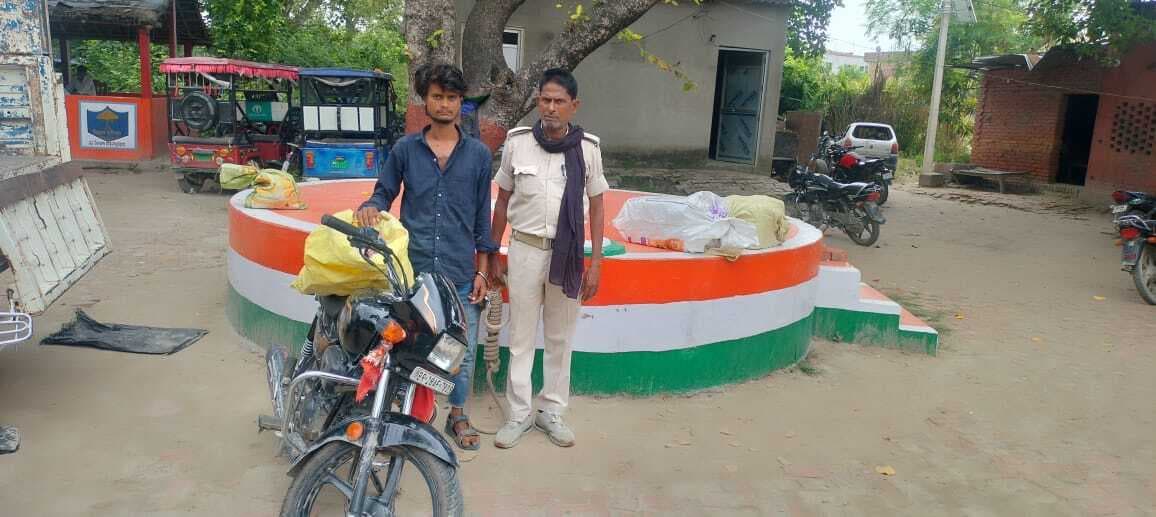 यूपी से बाइक से शराब की खेप लेकर चला तस्कर विश्वंभरपुर में गिरफ्तार, पुलिस को चकमा देकर दो तस्कर हुए फरार