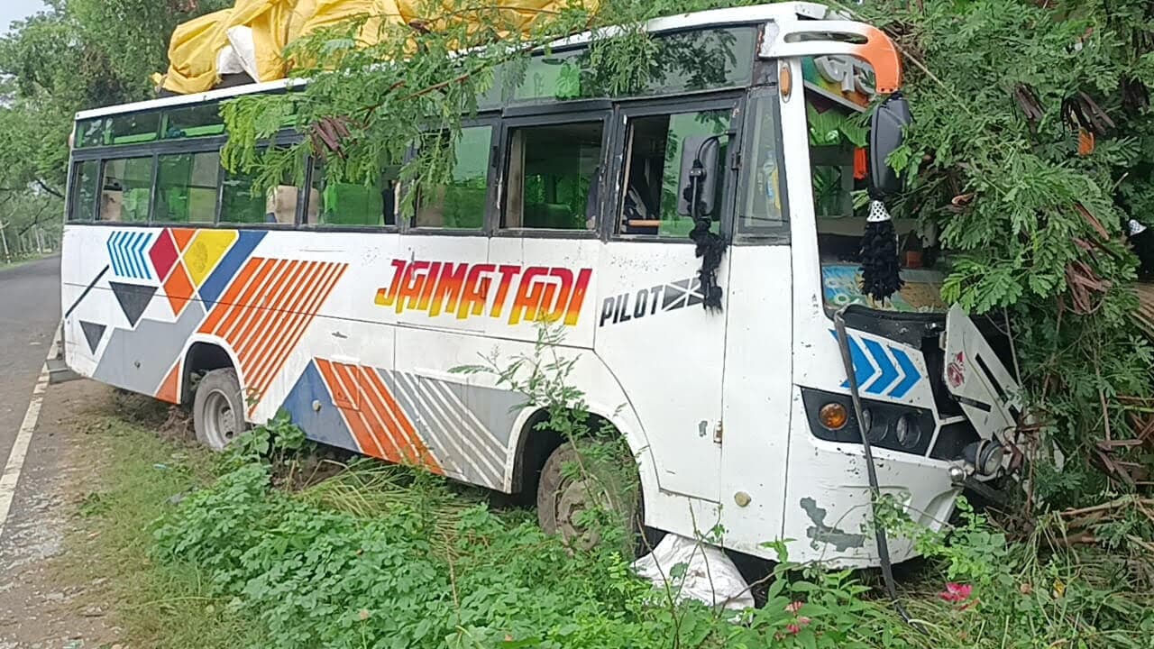 बस से गिरा उपचालक, पहिया से दबने से मौत