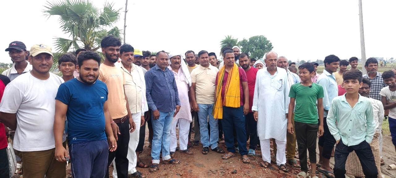 सड़क की खराब हालत से परेशान ग्रामीणों ने किया प्रदर्शन