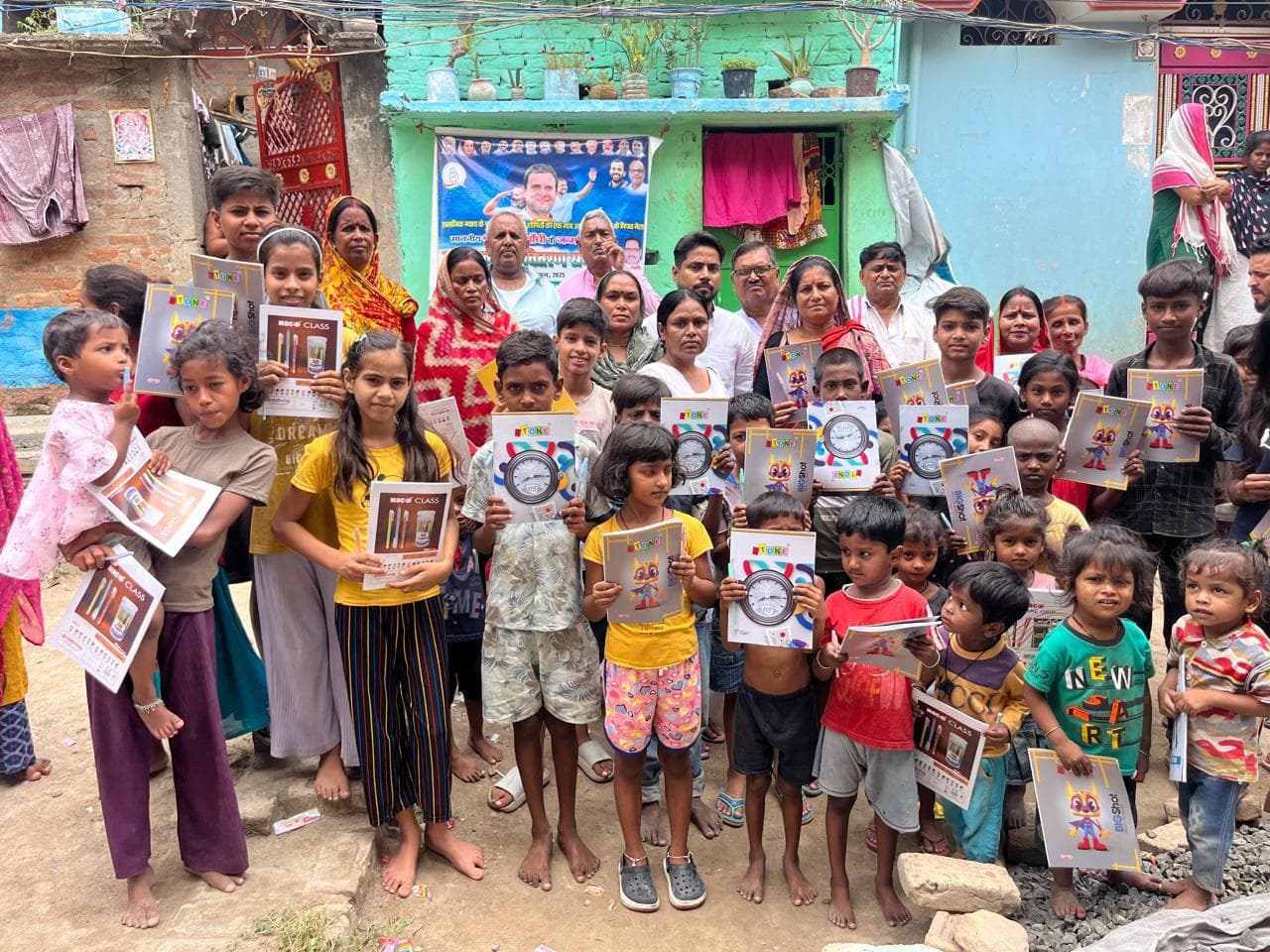 Samastipur : दलित बस्ती के बच्चों में किया पाठ्य सामग्री का वितरण