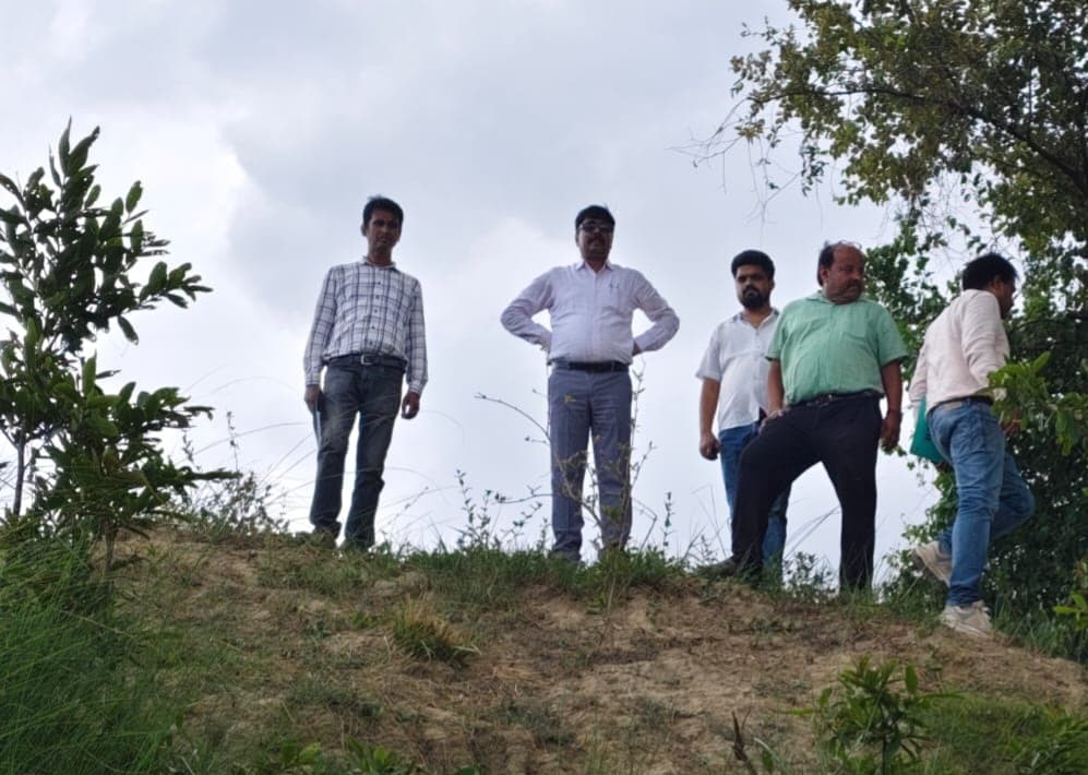 Samastipur : मनरेगा निदेशक ने की रोहुआ पूर्वी पंचायत के विभिन्न योजनाओं की जांच