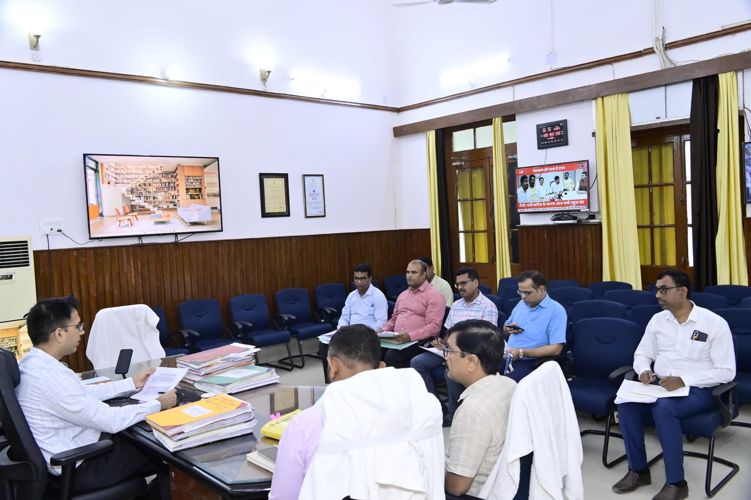 Motihari: डीएम ने प्रति सप्ताह 1000 कृषि विद्युत कनेक्शन देने का दिया निर्देश