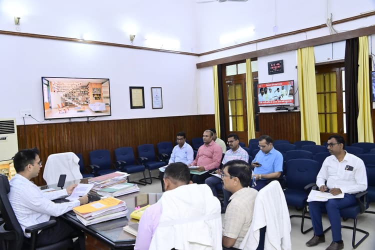 Motihari: डीएम ने प्रति सप्ताह 1000 कृषि विद्युत कनेक्शन देने का दिया निर्देश