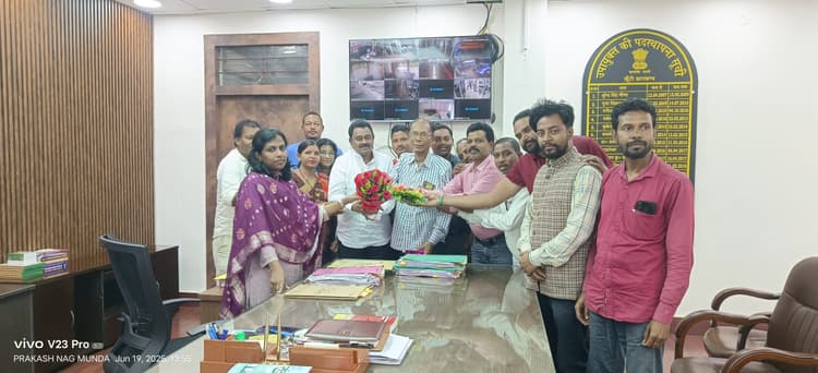 बिचना पुल निर्माण की मांग को लेकर डीसी, एसपी से मिले झामुमो नेता