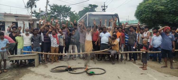 Motihari: जलजमाव से परेशान लोगों ने सड़क जाम कर किया प्रदर्शन