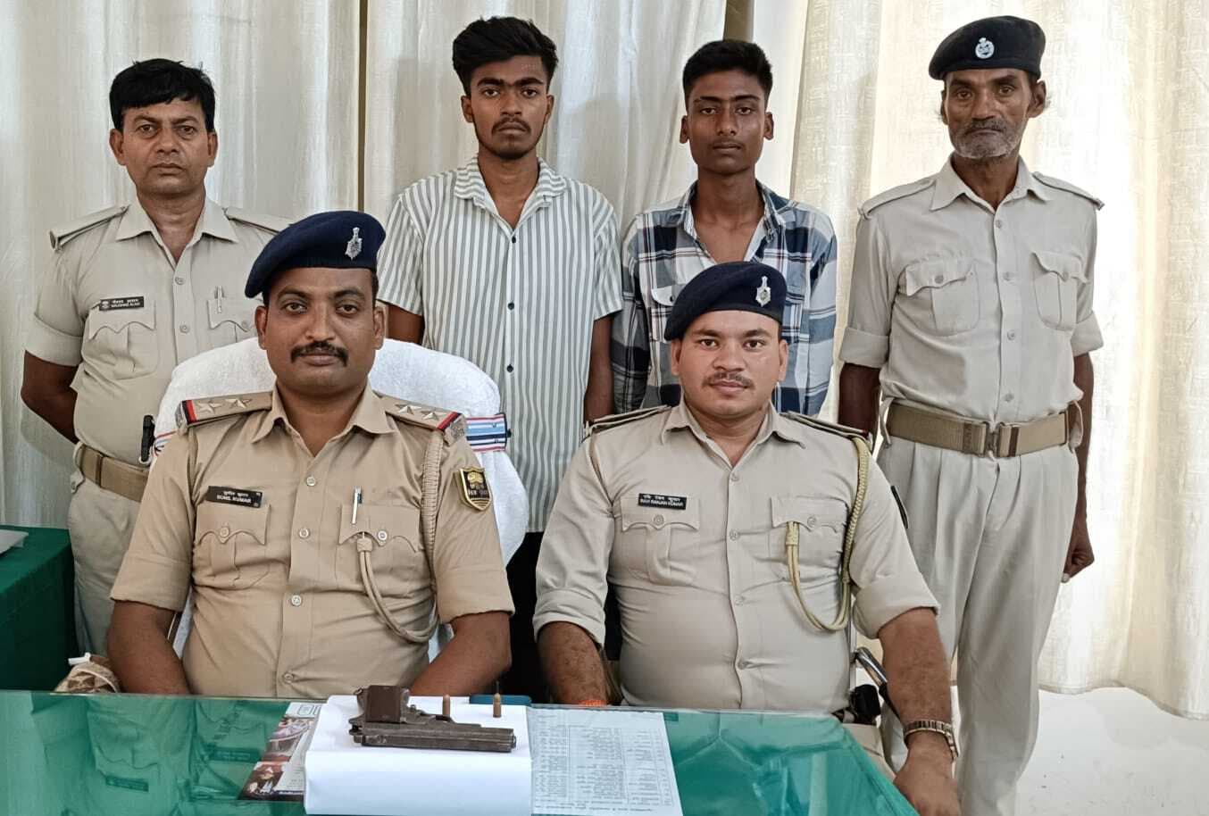 Motihari: हथियार के साथ दो गिरफ्तार,एक लोडेड पिस्टल व दो कारतूस जब्त