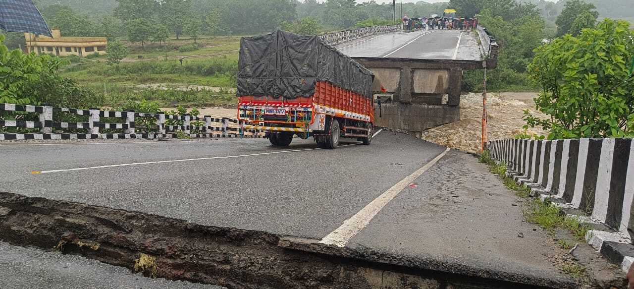 भारी बारिश से खूंटी-तोरपा पथ में बनई नदी पुल ढहा