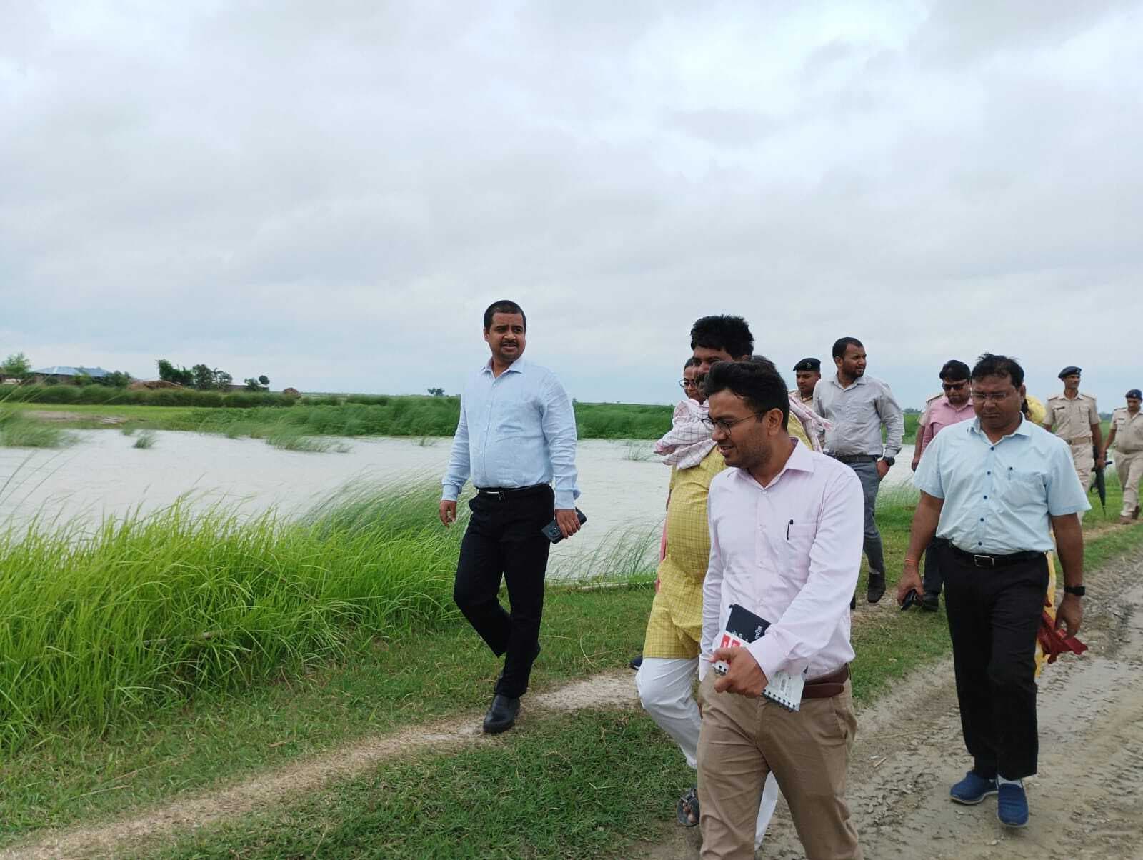 जिलाधिकारी ने किया कोसी प्रभावित गांवों का दौरा, बाढ़ पूर्व तैयारियों की समीक्षा