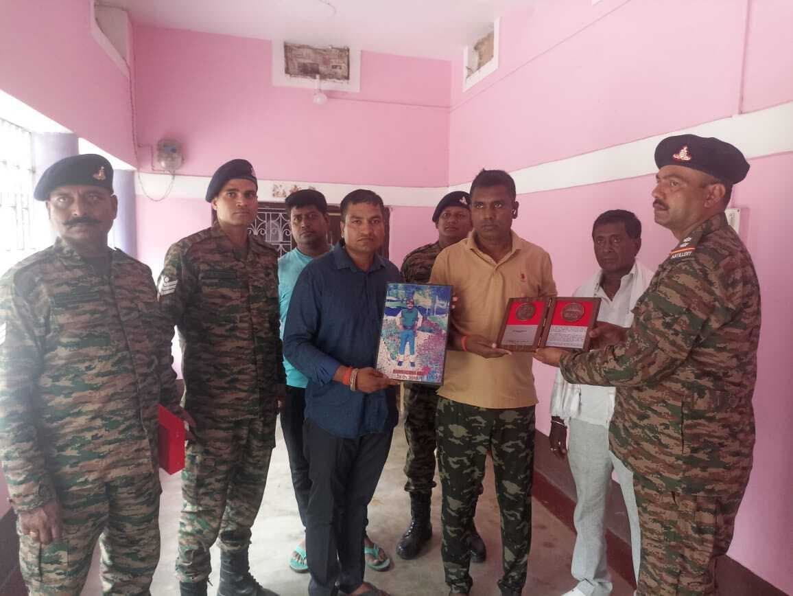 hajipur news. करगिल ब्रिगेड के फौजियों ने शहीद लांस नायक के घर पहुंच बेटों को किया सम्मानित