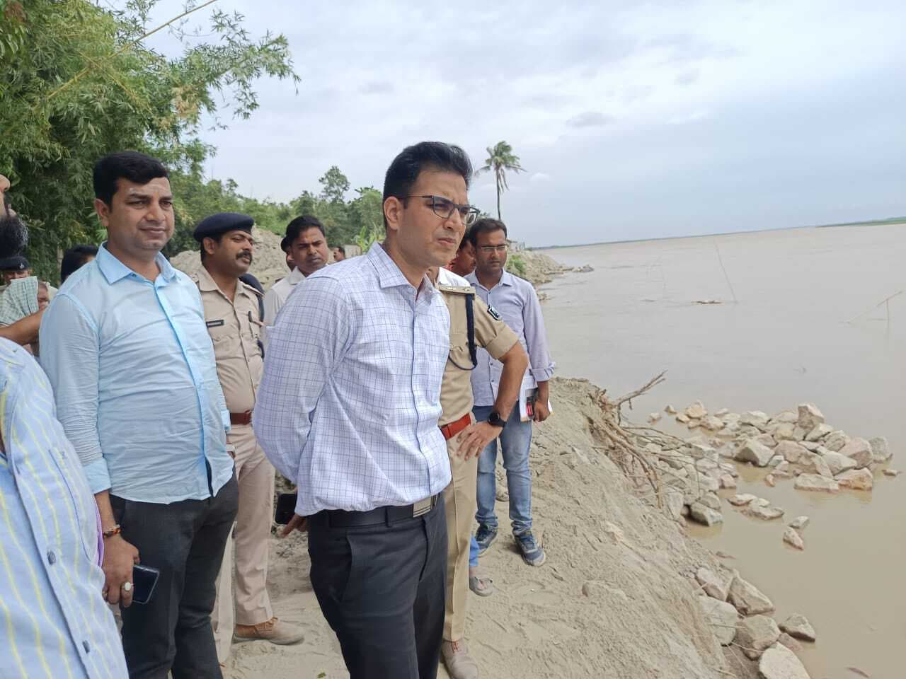 Motihari: डीएम ने बोल्डर पीचिंग कार्य का लिया जायजा