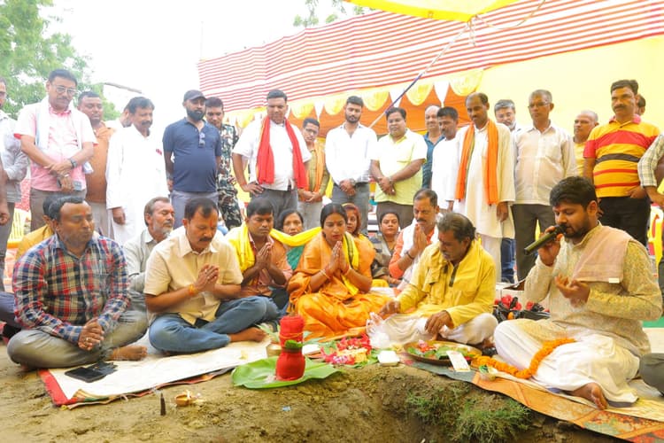 hajipur news. सर्किट हाउस के पास सम्राट अशोक भवन के निर्माण के लिए हुआ शिलान्यास