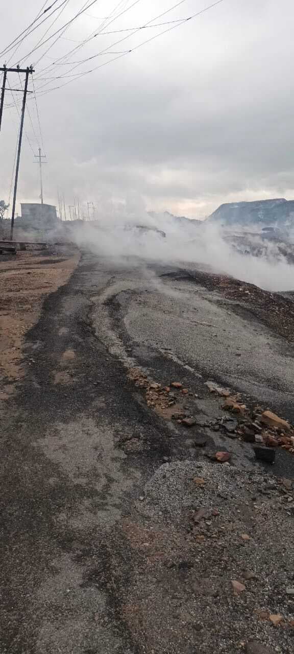 Dhanbad News : सिदपोकी बस्ती में भूमिगत आग बेकाबू, भारी वाहनों के लिए रास्ता किया गया बंद