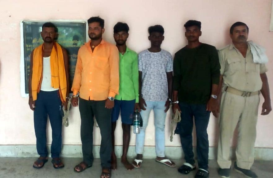 दो तस्कर व तीन पियक्कड़ गिरफ्तार