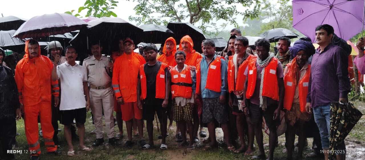 घंटों मशक्कत के बाद पुल में फंसे छह मजदूरों को बचाया गया