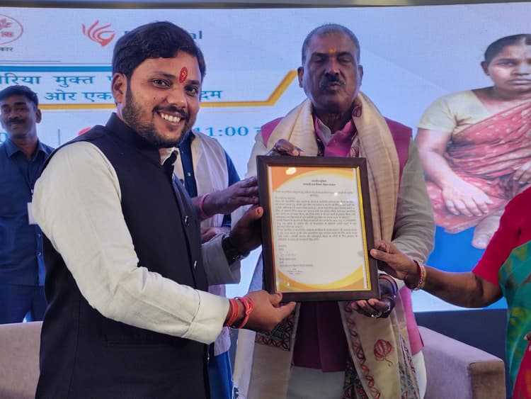 फाइलेरिया उन्मूलन में उत्कृष्ट योगदान के लिए मुखिया सम्मानित