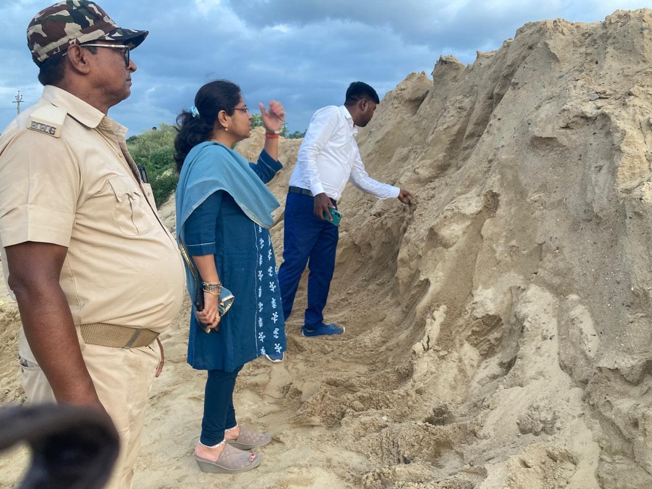 ग्रामीणों की शिकायत पर जांच को पहुंची बीडीओ