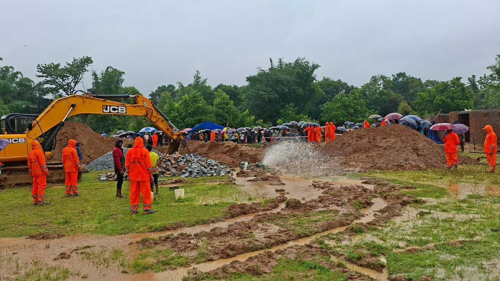 कुआं धंसने से उसमें समा गये बच्चों के शव को निकाला गया