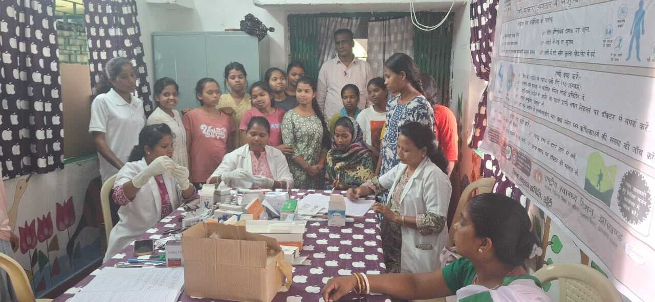 ओके ::: खूंटी की छात्राओं के बीच सिकल सेल की जांच