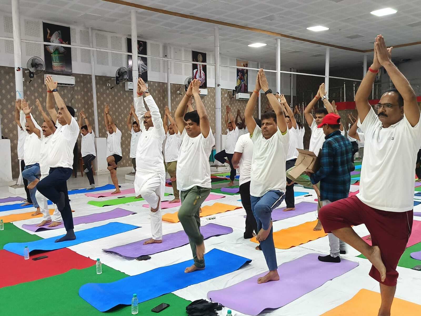 योग शिविर के लिए लोगों को कराया गया अभ्यास
