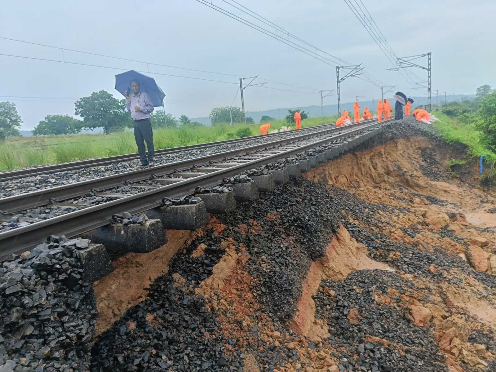 पिपरवार में भारी बारिश से तबाही, रेलवे ट्रैक सहित दामोदर व सपही नदियों के पुल क्षतिग्रस्त