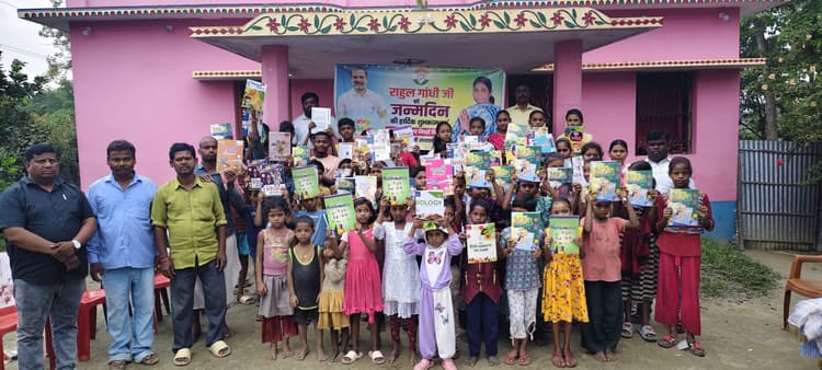 राहुल गांधी के जन्मदिन पर बांटी पढ़ाई की सामग्री