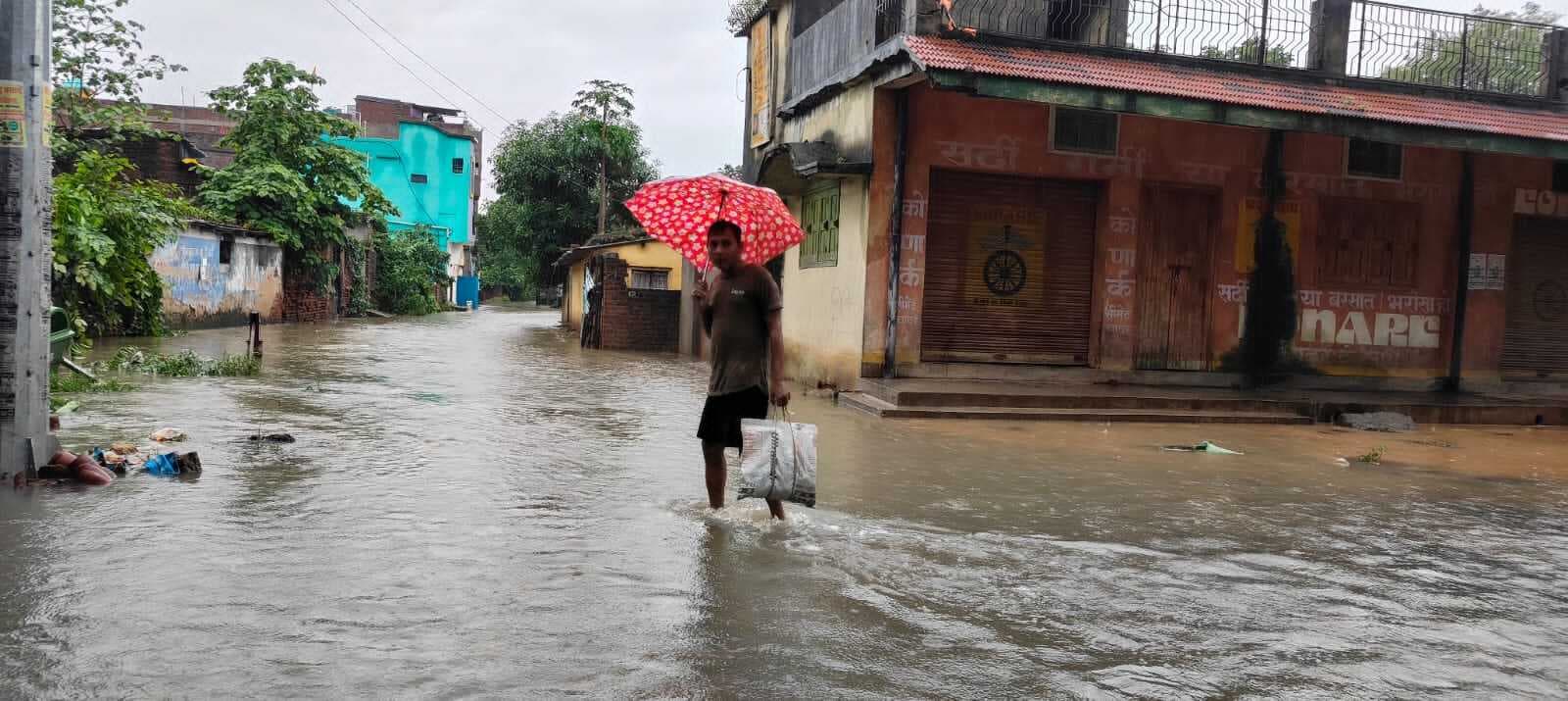 राहे के धोबी मुहल्ला के घरों में घुसा बारिश का पानी