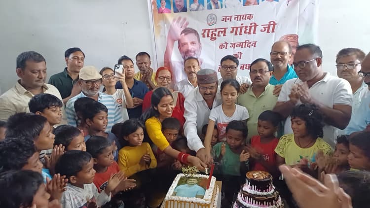 असहाय बच्चों के बीच अनोखे अंदाज में मनाया गया राहुल गांधी का जन्मदिन