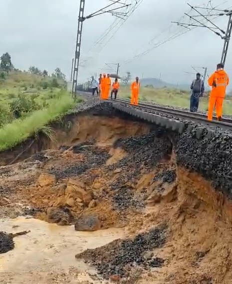 भारी बारिश से खलारी में रेल लाइन को नुकसान, पटरी के नीचे से खिसक गयी मिट्टी