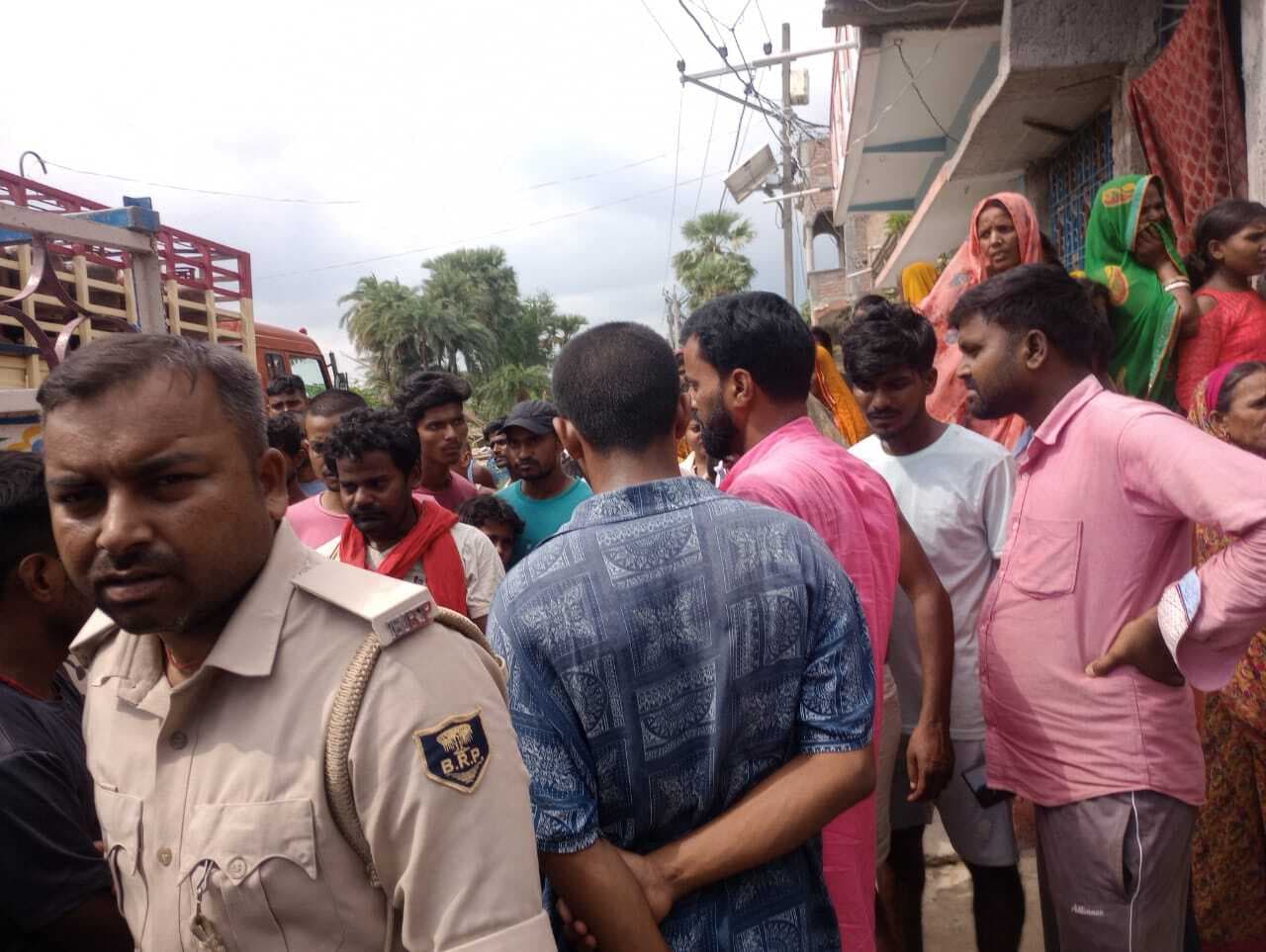 hajipur news. सड़क पार कर रहे बच्चे की अज्ञात वाहन की टक्कर से मौत