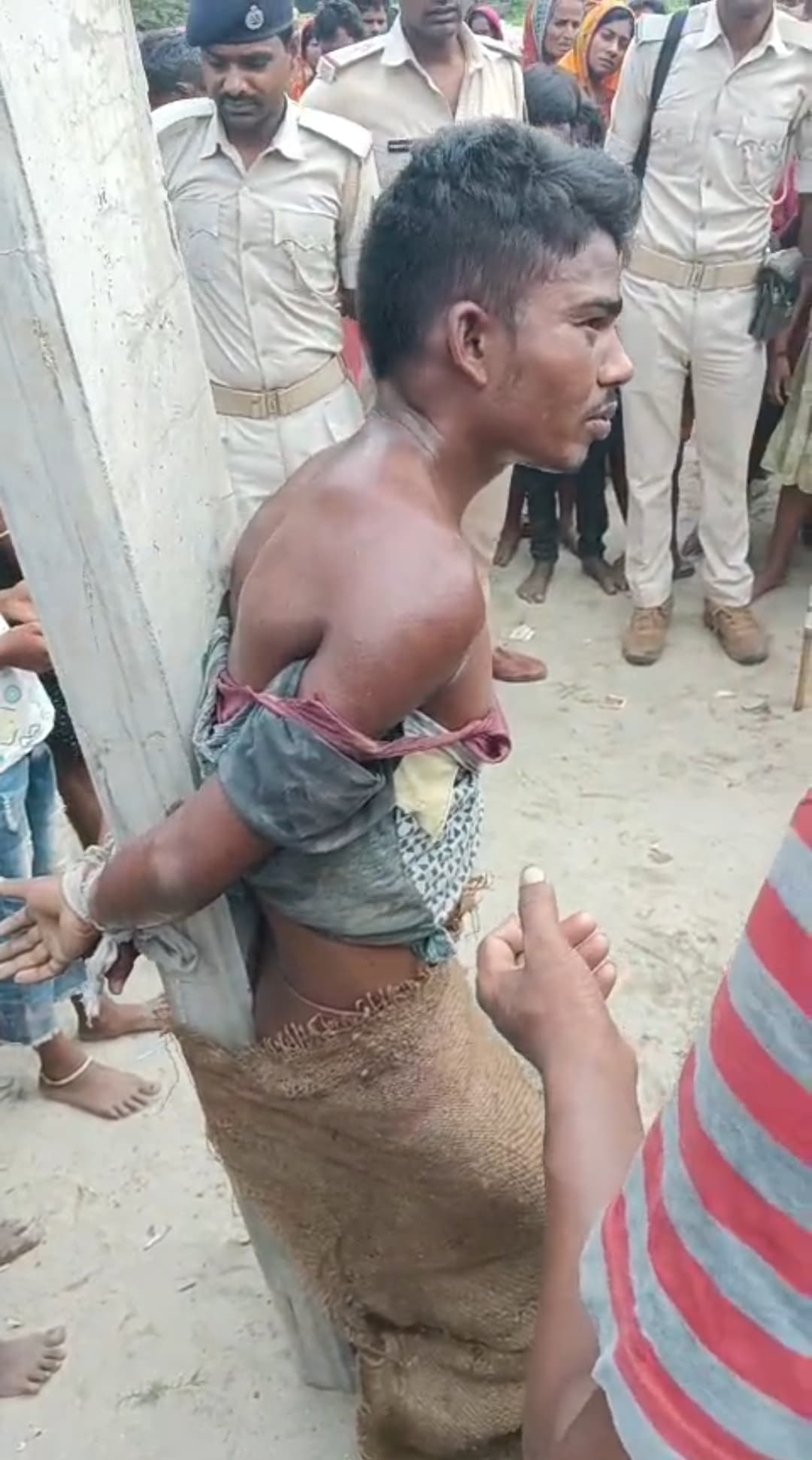 लड़की से की थी छेड़खानी, भीड़ ने युवक को पीटा